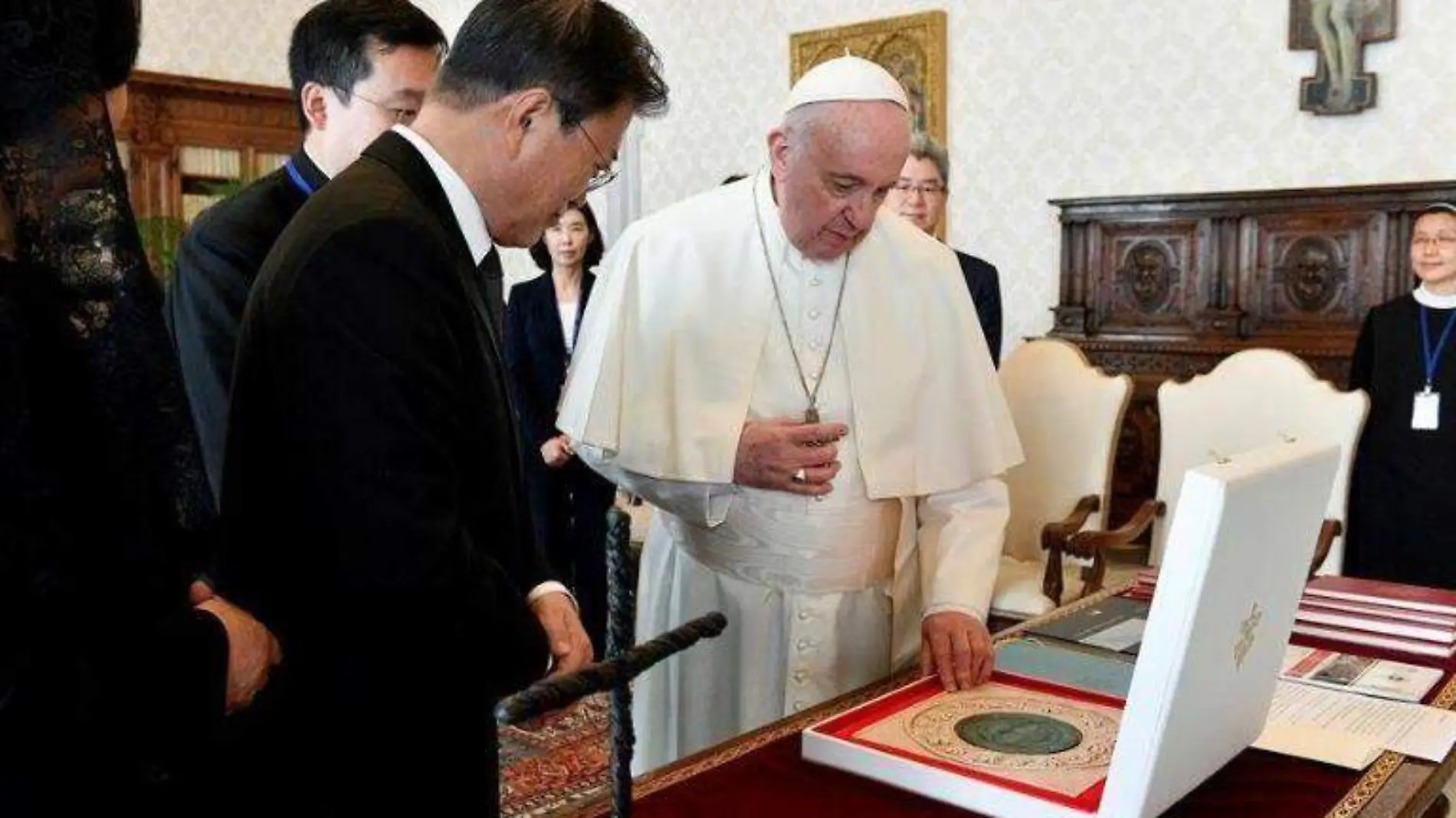 Cruz de puas regalo papa-AFP